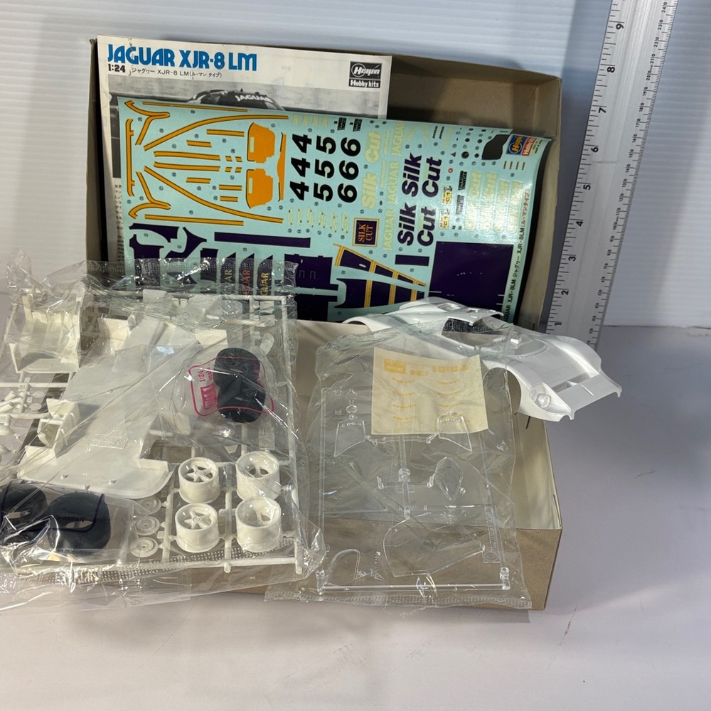 Vintage Hasegawa Silk Cut Jaguar XJR-8 LM Model Kit - Picture 6 of 7